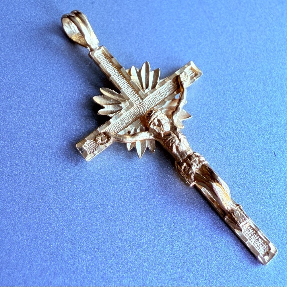 14k Gold Diamond Cut Etched Crucifix Cross Pendant for Necklace OROAMERI… - Picture 2 of 6